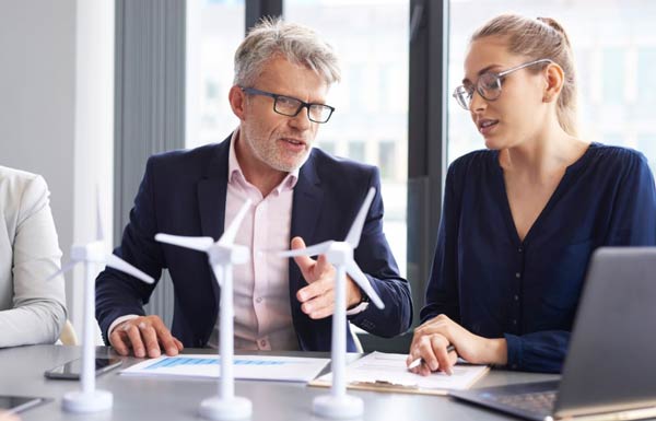 2-personnes-dans-une-réuinions-avec-des-éolinennes-mignatures