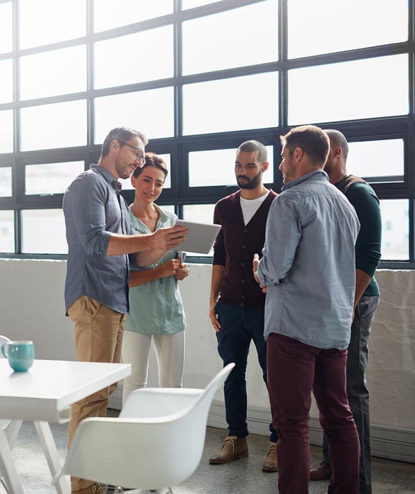 5-personnes-qui-échanges-debout