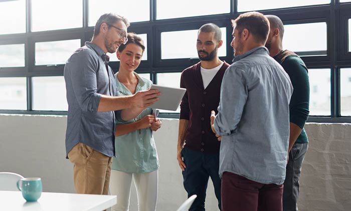 5-personnes-qui-échanges-debout