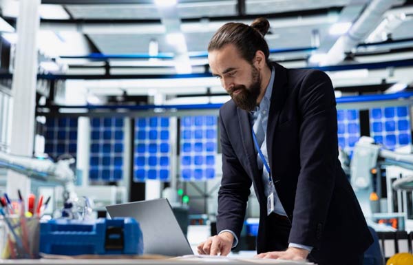 homme-dans-une-usine-avec-son-ordinateur