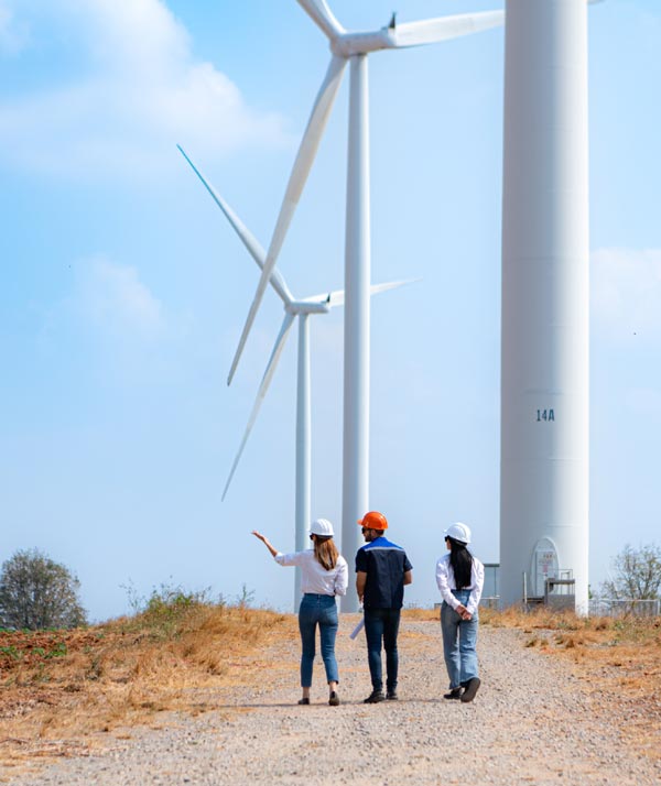trois-travailleurs-devant-des-éoliennes2
