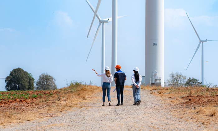 trois-travailleurs-devant-des-éoliennes2